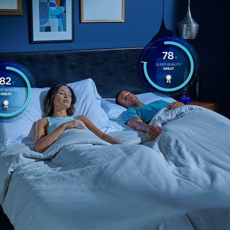 TEMPUR-Ergo® Smart Base — Couple sleeping in bed with badges that show their quality score from the sleeptracker-AI app