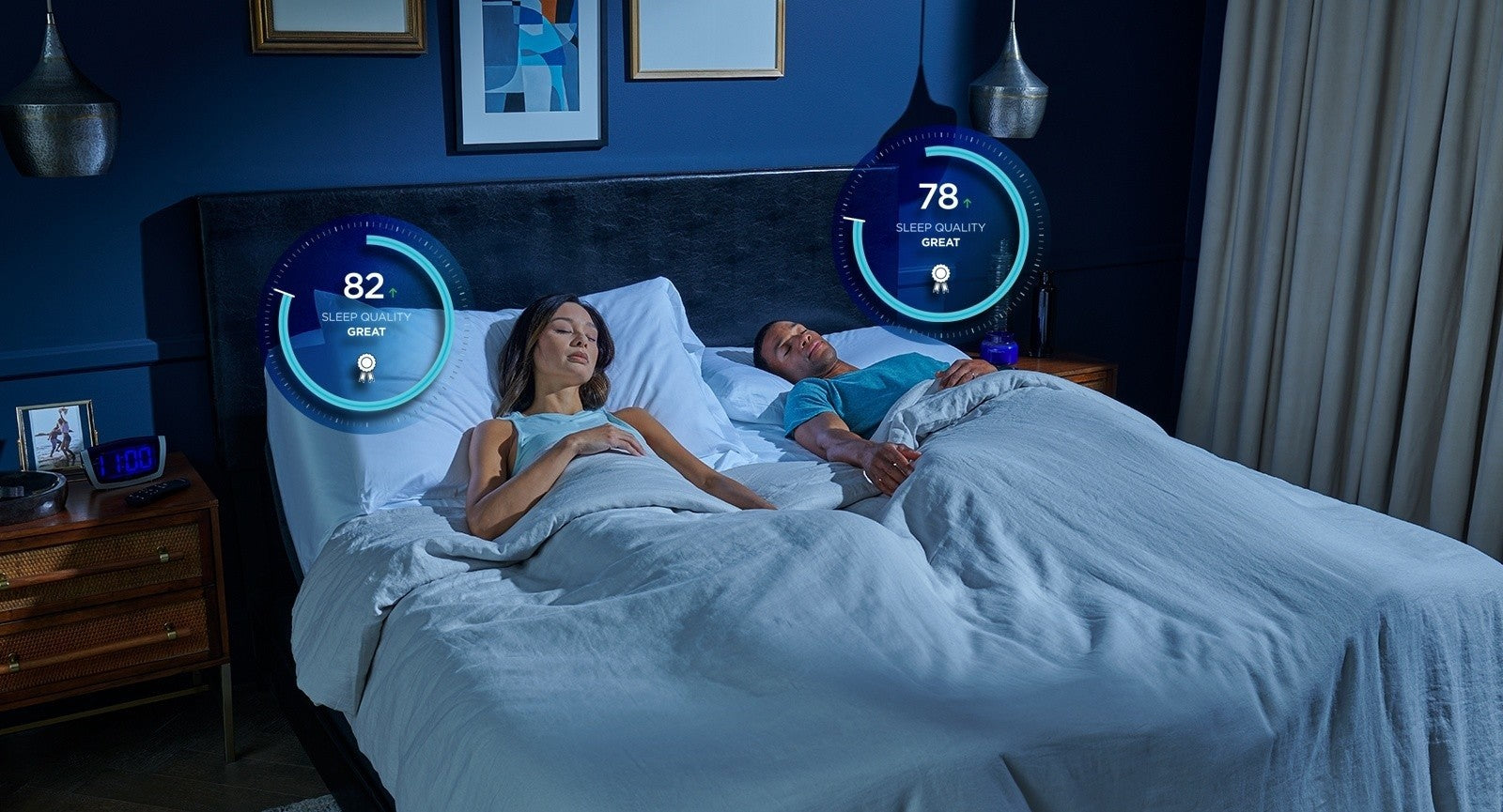 TEMPUR-Ergo® Smart Base — Couple sleeping in bed with badges that show their quality score from the sleeptracker-AI app
